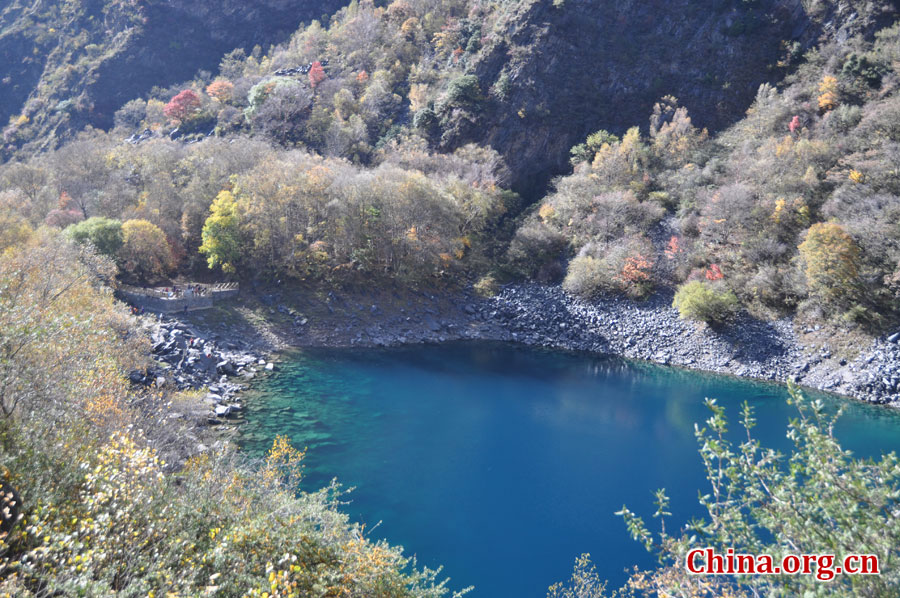 松坪沟位于茂县（四川最大的羌族聚居地）西北叠溪镇、松坪沟乡境内，因1933年8月15日一场7.5级的大地震形成的堰塞湖而成。叠溪—松坪沟风景区是世界上保存最完整的地震破坏遗址之一，160平方公里的范围内集群山、海子、原始森林、地震断裂残迹、羌族风情与民族历史文化教育遗存漂流于一体。[中国网 陈竹溪 摄]