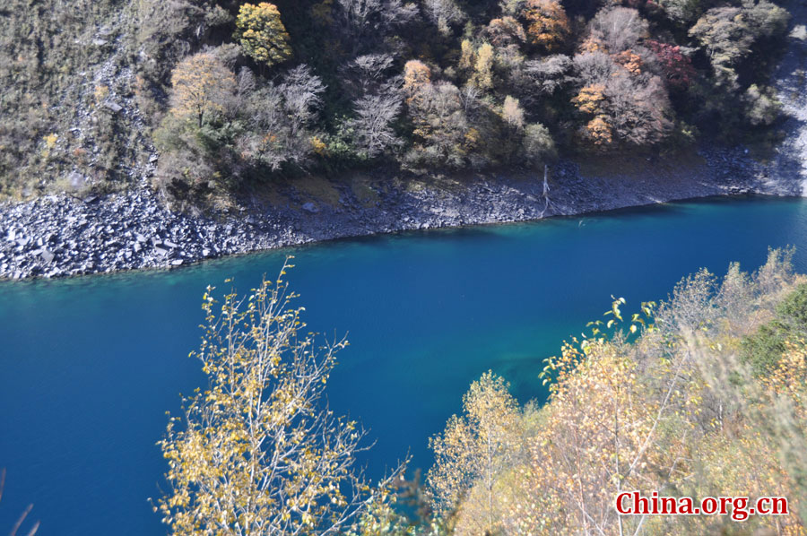 松坪沟位于茂县（四川最大的羌族聚居地）西北叠溪镇、松坪沟乡境内，因1933年8月15日一场7.5级的大地震形成的堰塞湖而成。叠溪—松坪沟风景区是世界上保存最完整的地震破坏遗址之一，160平方公里的范围内集群山、海子、原始森林、地震断裂残迹、羌族风情与民族历史文化教育遗存漂流于一体。[中国网 陈竹溪 摄]