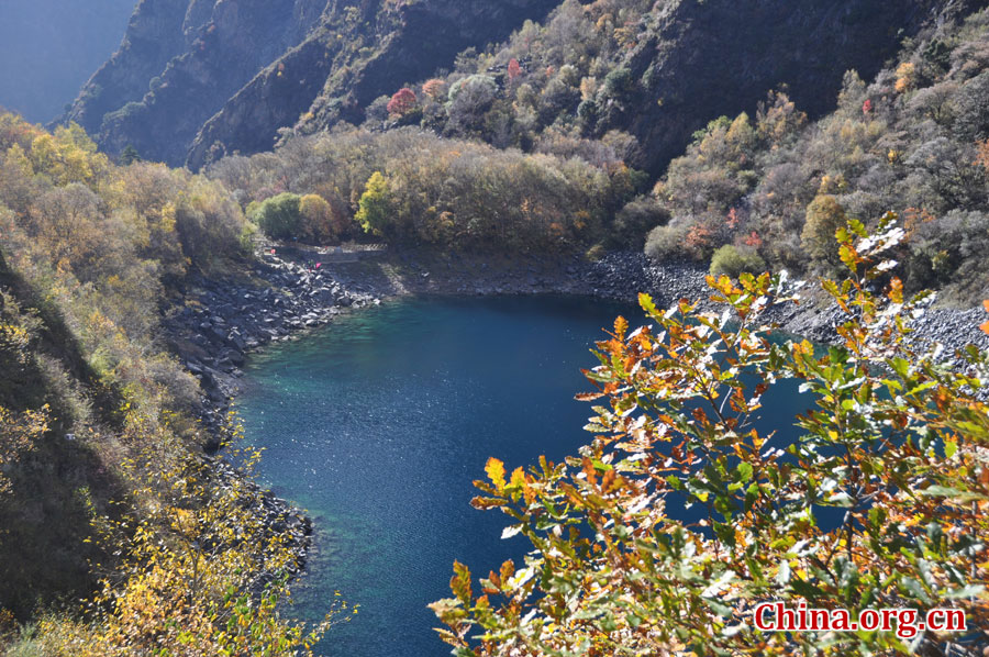 松坪沟位于茂县（四川最大的羌族聚居地）西北叠溪镇、松坪沟乡境内，因1933年8月15日一场7.5级的大地震形成的堰塞湖而成。叠溪—松坪沟风景区是世界上保存最完整的地震破坏遗址之一，160平方公里的范围内集群山、海子、原始森林、地震断裂残迹、羌族风情与民族历史文化教育遗存漂流于一体。[中国网 陈竹溪 摄]