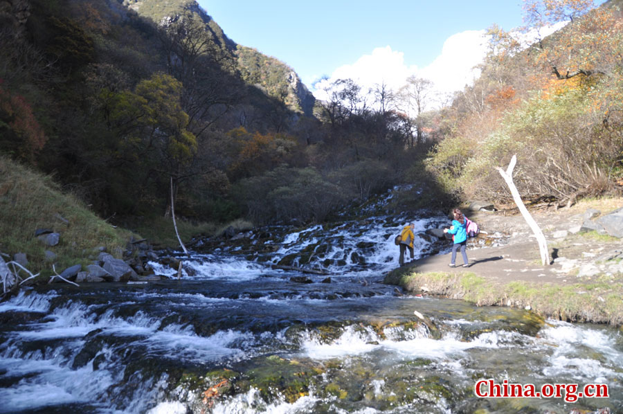 松坪沟位于茂县（四川最大的羌族聚居地）西北叠溪镇、松坪沟乡境内，因1933年8月15日一场7.5级的大地震形成的堰塞湖而成。叠溪—松坪沟风景区是世界上保存最完整的地震破坏遗址之一，160平方公里的范围内集群山、海子、原始森林、地震断裂残迹、羌族风情与民族历史文化教育遗存漂流于一体。[中国网 陈竹溪 摄]