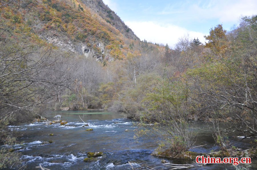 松坪沟位于茂县（四川最大的羌族聚居地）西北叠溪镇、松坪沟乡境内，因1933年8月15日一场7.5级的大地震形成的堰塞湖而成。叠溪—松坪沟风景区是世界上保存最完整的地震破坏遗址之一，160平方公里的范围内集群山、海子、原始森林、地震断裂残迹、羌族风情与民族历史文化教育遗存漂流于一体。[中国网 陈竹溪 摄]