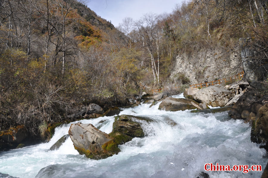 松坪沟位于茂县（四川最大的羌族聚居地）西北叠溪镇、松坪沟乡境内，因1933年8月15日一场7.5级的大地震形成的堰塞湖而成。叠溪—松坪沟风景区是世界上保存最完整的地震破坏遗址之一，160平方公里的范围内集群山、海子、原始森林、地震断裂残迹、羌族风情与民族历史文化教育遗存漂流于一体。[中国网 陈竹溪 摄]