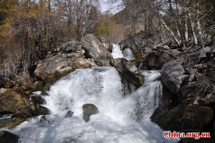 松坪沟位于茂县（四川最大的羌族聚居地）西北叠溪镇、松坪沟乡境内，因1933年8月15日一场7.5级的大地震形成的堰塞湖而成。叠溪—松坪沟风景区是世界上保存最完整的地震破坏遗址之一，160平方公里的范围内集群山、海子、原始森林、地震断裂残迹、羌族风情与民族历史文化教育遗存漂流于一体。[中国网 陈竹溪 摄]