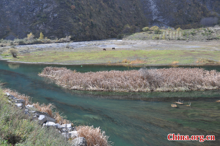 松坪沟位于茂县（四川最大的羌族聚居地）西北叠溪镇、松坪沟乡境内，因1933年8月15日一场7.5级的大地震形成的堰塞湖而成。叠溪—松坪沟风景区是世界上保存最完整的地震破坏遗址之一，160平方公里的范围内集群山、海子、原始森林、地震断裂残迹、羌族风情与民族历史文化教育遗存漂流于一体。[中国网 陈竹溪 摄]