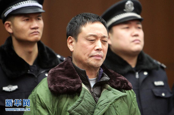 Zhai Zhenfeng, former director of the housing bureau in Erqi District in Zhengzhou, capital of Henan, was sentenced to 25 years in prison on Wednesday for embezzlement, bribery and abuse of power.