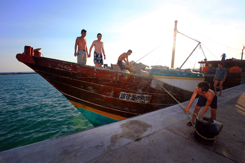 Fishermen dock their boat at Yongxing port in Xisha Islands [Photo/Asiannews] 