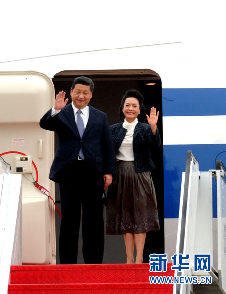 Chinese President (L) Xi Jinping and his wife Peng Liyuan wave as they arrive at the international airport in Macao, south China, Dec. 19, 2014. Chinese President Xi Jinping arrived here Friday noon to attend celebrations marking the 15th anniversary of Macao's return to the motherland, which falls on Saturday. [Photo/Xinhua]