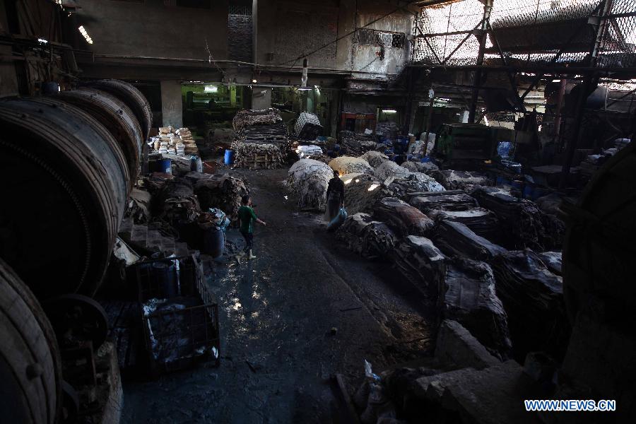  Mahmoud Helmy, 44, washes animal skins in a leather tanning factory in Cairo, Egypt, on Dec. 20, 2014. The annual revenue of Egyptian exported leather products reaches hundreds millions of U.S. dollars. [Photo/Xinhua]