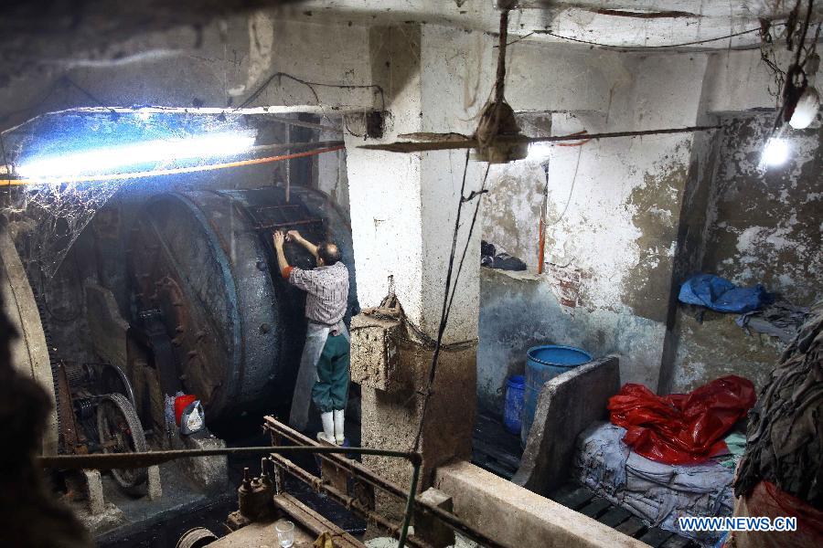 Mahmoud Helmy, 44, washes animal skins in a leather tanning factory in Cairo, Egypt, on Dec. 20, 2014. The annual revenue of Egyptian exported leather products reaches hundreds millions of U.S. dollars. [Photo/Xinhua] 