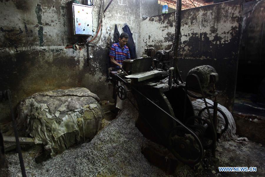 Kareem Ibrahem , 39, dries animal skins in a leather tanning factory in Cairo, Egypt, on Dec. 20, 2014. The annual revenue of Egyptian exported leather products reaches hundreds millions of U.S. dollars. [Photo/Xinhua] 