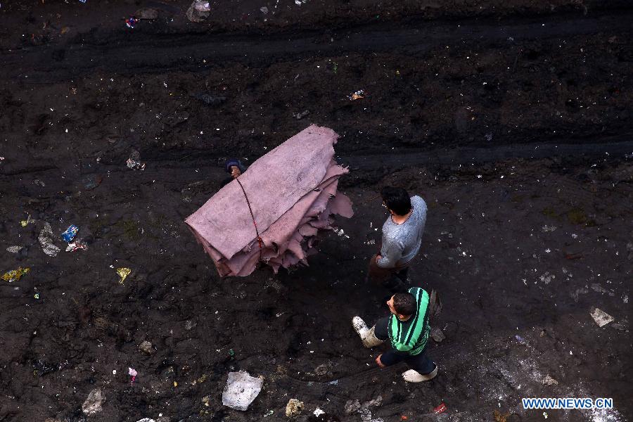 An Egyptian worker carries leather at a leather tanning factory in Cairo, Egypt, on Dec. 20, 2014. The annual revenue of Egyptian exported leather products reaches hundreds millions of U.S. dollars. [Photo/Xinhua] 