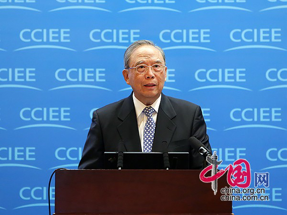 Zeng Peiyan, chairman of the China Center for International Economic Exchanges, speaks at a forum on Sunday. 