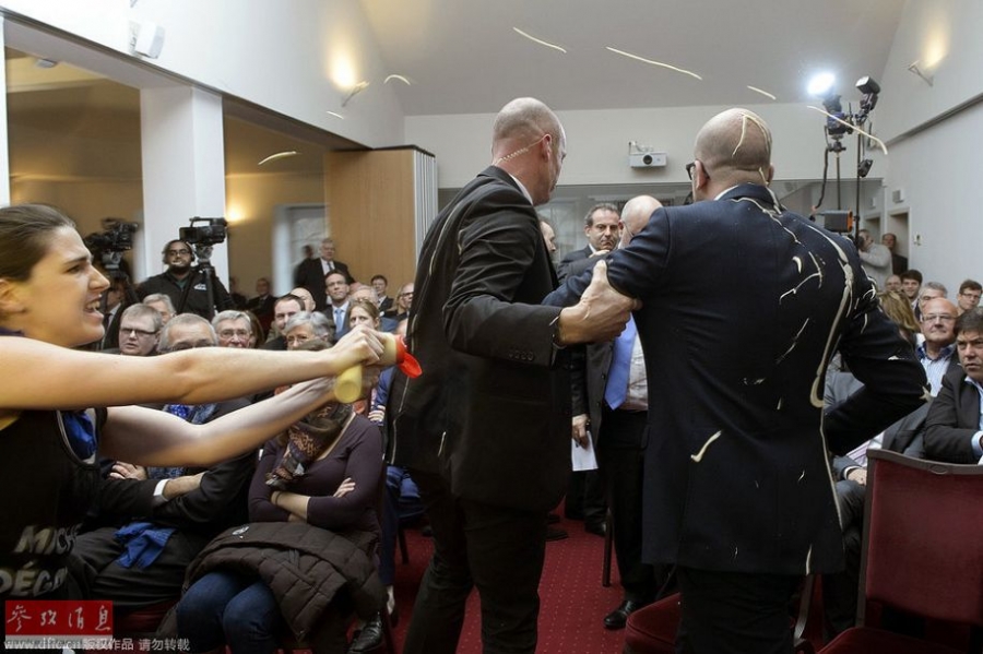 Feminists throw fries, mayo at the Belgian prime minister, Charles Michel, at a conference in Namur on Monday. [Photo/cankaoxiaoxi]