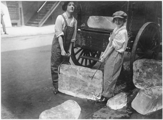 Girls deliver heavy blocks of ice after male workers were conscripted [1918] [Web photo]