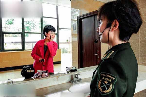 A female soldier in uniform vs wearing makeup in the same photo. [Photo/PLA Daily] 