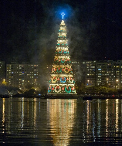 The biggest floating Christmas tree, one of the 'Top 15 records on Christmas celebrations' by China.org.cn