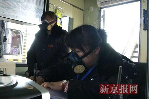 Workers at a tollgate about 200 meters away from two polluting enterprises wear face masks. (Photo: Beijign News) 