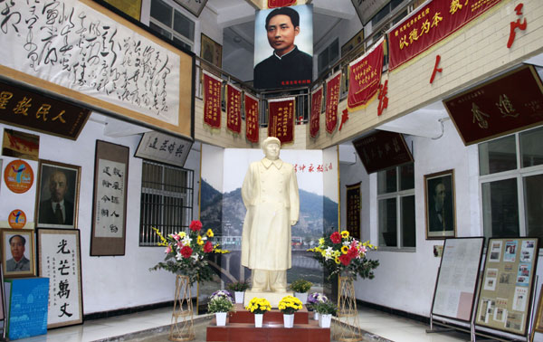The Mao Zedong Exhibition Hall in Xi'an, Shaanxi province, houses many precious Mao memorabilia badges, busts, copies of his quotations and mugs with the former leader's image. CHINA DAILY
