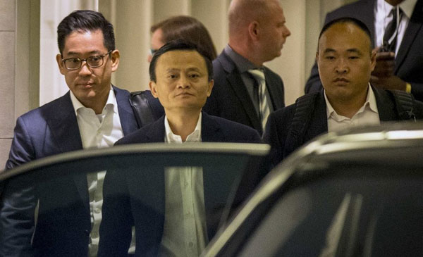 Li Tianjin, the martial arts master, escorts Jack Ma on his way to witness Alibaba's IPO at NYSE. [Photo/ifeng.com]