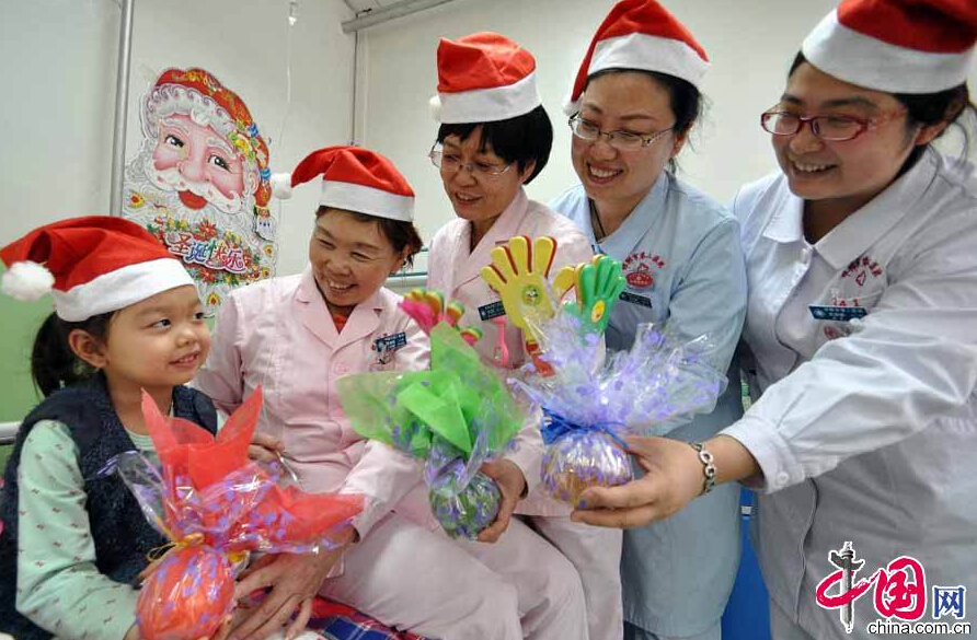 Christmas gifts were put inside the children's section of the Handan Second Hospital to create a festival atmosphere. Nurses and doctors, wearing Santa Claus hats, sent gifts to the child patients to celebrate and wish them a speedy recovery. [China.org.cn]