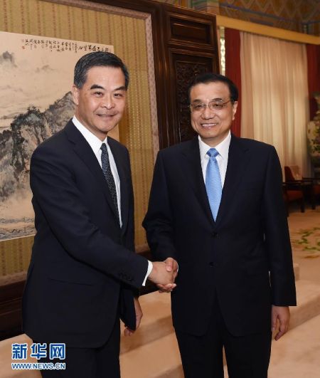 Li Keqiang met with Hong Kong Special Administrative Region Chief Executive Leung Chun-ying on Friday.Leung was in Beijing to report his work to the central government.[Photo/Xinhua]