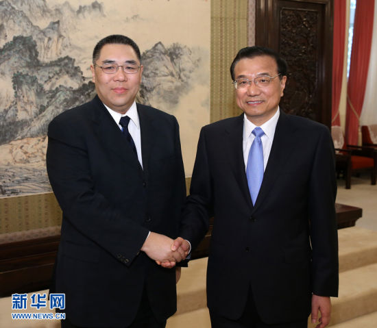 Li Keqiang met with Macao Special Administrative Region Chief Executive Chui Sai On on Friday.Chui was in Beijing to report his work to the central government.[Photo/Xinhua]