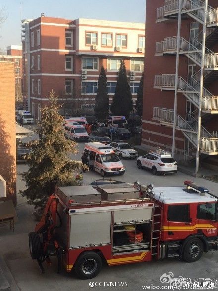 Many ambulances and fire engines at the collapse site of Tsinghua High School in Beijing on Monday. [Photo/Weibo] 