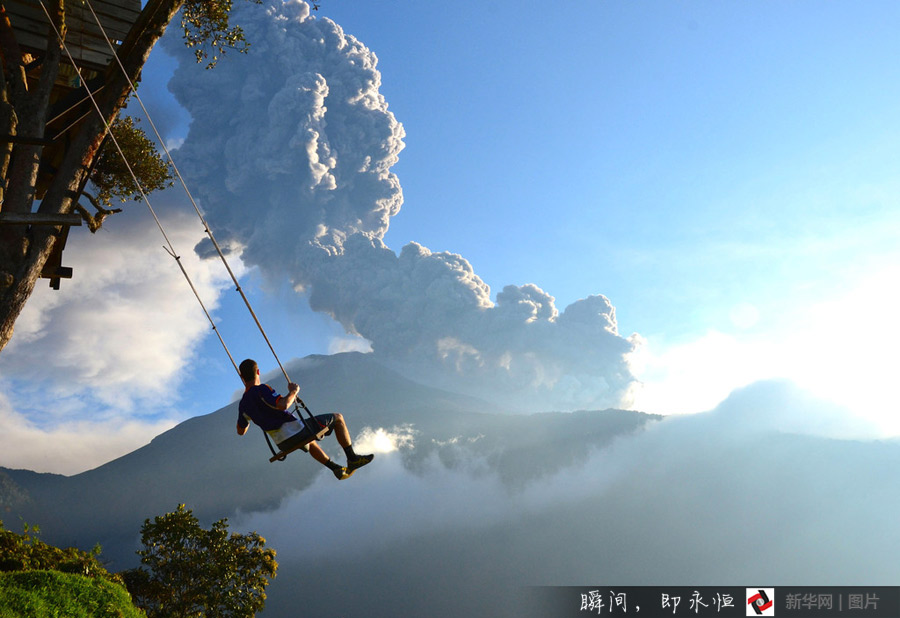 An adventurer sits swing at an altitude of 2,600 meters across from Tungurahua Volcano. [Photo/Xinhuanet]