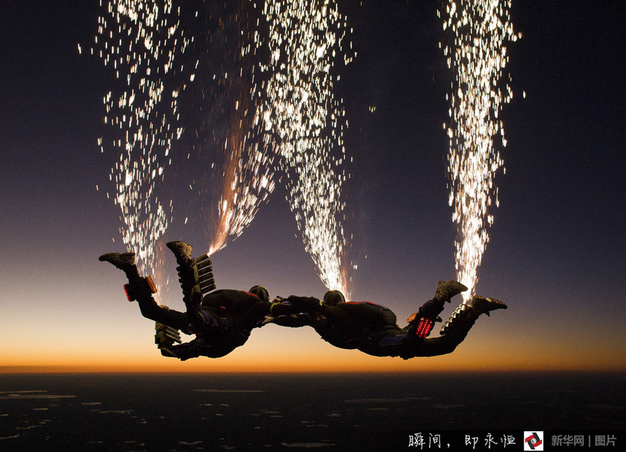 U.S. skydiving team set off fireworks strapped at their ankles when they jump from more than 4000 meters altitude. [Photo/Xinhuanet] 