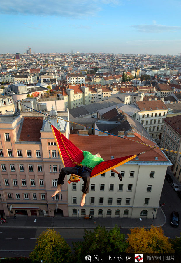 An adventurer from Vienna, Austria sleeps in a hammock 100 feet above the ground. [Photo/Xinhuanet]