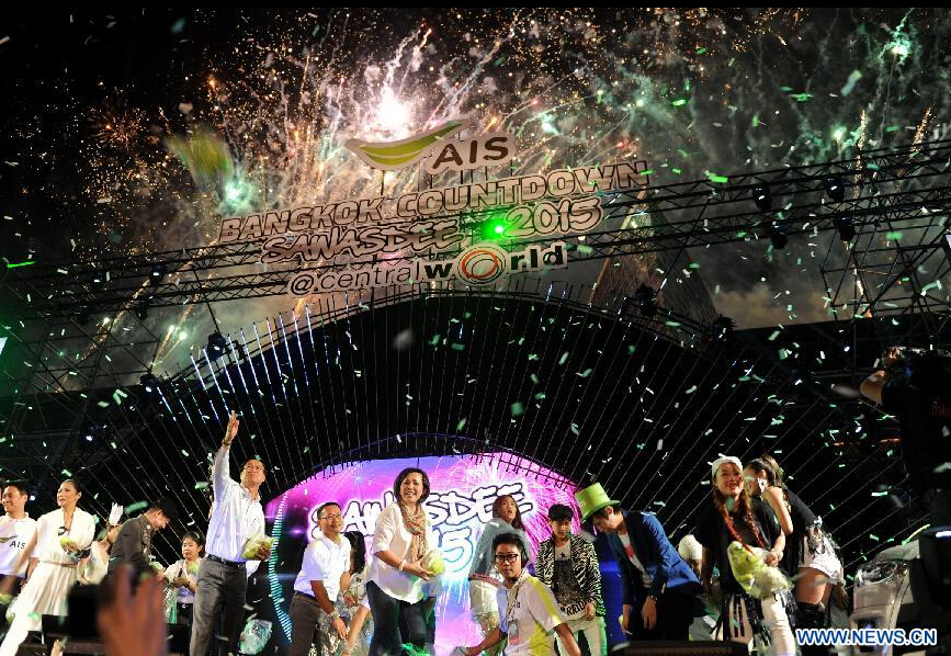 People watch fireworks marking New Year's Day of 2015 in Bangkok, Thailand, on Jan. 1, 2015.(Xinhua/Gao Jianjun)