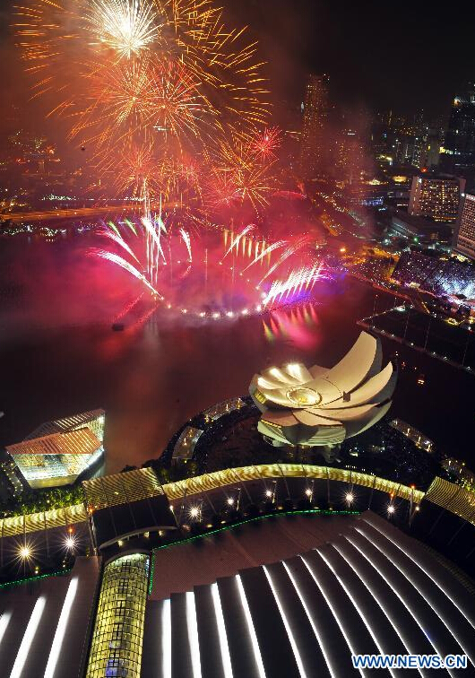 Fireworks light up the sky above Singapore's Marina Bay area on Jan 1, 2015. Singapore celebrates the crossing over to the new year on Wednesday and its upcoming 50th anniversary of independence in 2015.(Xinhua/Then Chih Wey) 