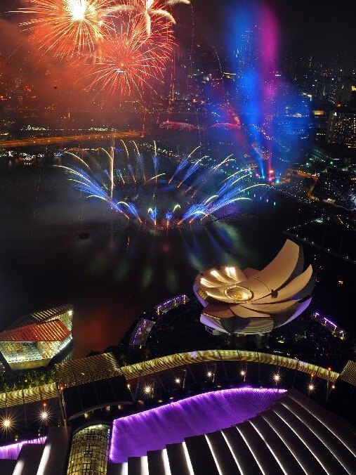 Fireworks light up the sky above Singapore's Marina Bay area on Jan 1, 2015. Singapore celebrates the crossing over to the new year on Wednesday and its upcoming 50th anniversary of independence in 2015.(Xinhua/Then Chih Wey) 