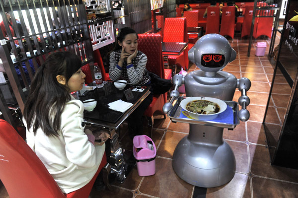 Customers are attracted to an eatery by the efficiency of its robot waiters in Chengdu, Sichuan province. [Provided to China Daily]
