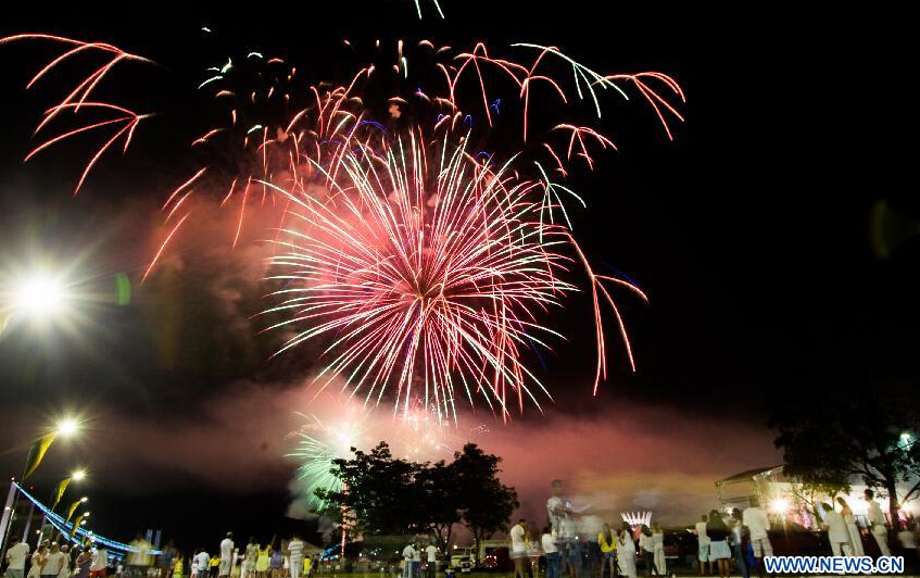 Fireworks light up the sky over the Square of Three Powers in Brasilia, capital of Brazil, Jan. 1, 2015. (Xinhua/Xu Zijian) 