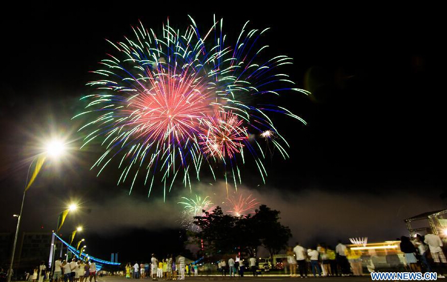 Fireworks light up the sky over the Square of Three Powers in Brasilia, capital of Brazil, Jan. 1, 2015. (Xinhua/Xu Zijian)