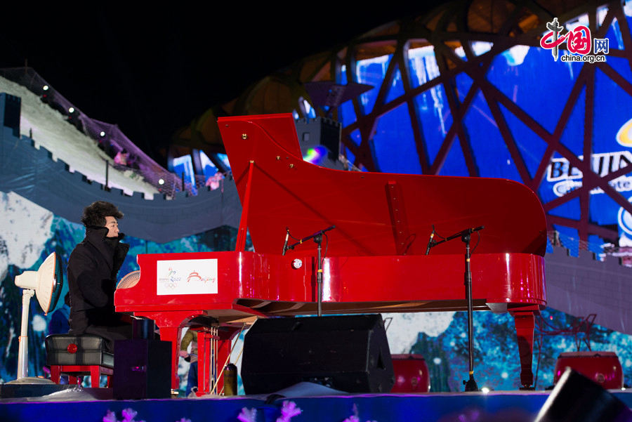  grand New Year ceremony &apos;Countdown to 2015&apos; on the night of Dec. 31, 2014 at the Olympic Park, the place that hosts the National Stadium &apos;the Bird&apos;s Nest&apos; and the National Aquatics Center &apos;the Water Cube.&apos; The New Year celebration is also a warm-up of the city&apos;s bidding of the 2022 Winter Olympic Games. [Photo by Chen Boyuan / China.org.cn]