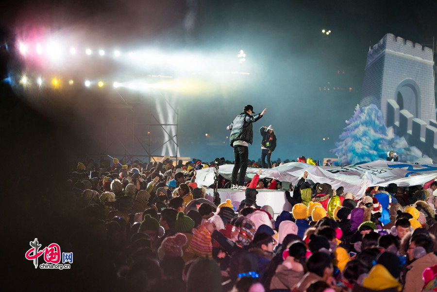 Beijing puts an a grand New Year ceremony &apos;Countdown to 2015&apos; on the night of Dec. 31, 2014 at the Olympic Park, the place that hosts the National Stadium &apos;the Bird&apos;s Nest&apos; and the National Aquatics Center &apos;the Water Cube.&apos; The New Year celebration is also a warm-up of the city&apos;s bidding of the 2022 Winter Olympic Games. [Photo by Chen Boyuan / China.org.cn]