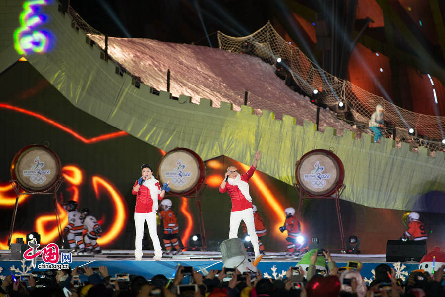 Beijing puts an a grand New Year ceremony &apos;Countdown to 2015&apos; on the night of Dec. 31, 2014 at the Olympic Park, the place that hosts the National Stadium &apos;the Bird&apos;s Nest&apos; and the National Aquatics Center &apos;the Water Cube.&apos; The New Year celebration is also a warm-up of the city&apos;s bidding of the 2022 Winter Olympic Games. [Photo by Chen Boyuan / China.org.cn]