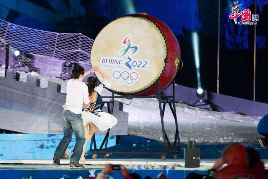 Beijing puts an a grand New Year ceremony &apos;Countdown to 2015&apos; on the night of Dec. 31, 2014 at the Olympic Park, the place that hosts the National Stadium &apos;the Bird&apos;s Nest&apos; and the National Aquatics Center &apos;the Water Cube.&apos; The New Year celebration is also a warm-up of the city&apos;s bidding of the 2022 Winter Olympic Games. [Photo by Chen Boyuan / China.org.cn]