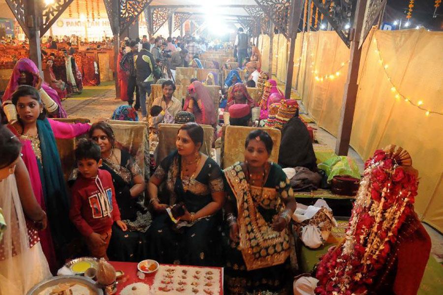 Relatives attend a group wedding ceremony in southern Pakistani port city of Karachi, on Jan. 2, 2015. A total of 50 couples attended a group wedding organized by the Pakistan Hindu Council. [Photo/Xinhua] 