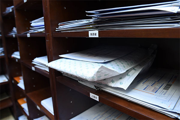 Petition letters categorized by province are sorted out in an office at the CCDI. [Photo/ CCDI website] 