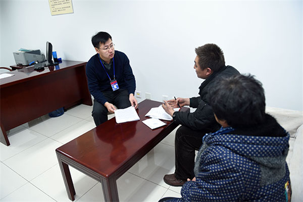 An official talks with two petitioners at the CCDI's office of letters and calls in Beijing. [Photo/ CCDI website] 