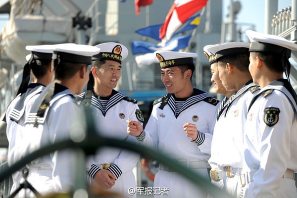 Eight corporals and sergeants in their new sailor uniforms stand on the deck of the mine sweeping ship Jingjiang of a maritime garrison command of the East China Sea Fleet, the Chinese People's Liberation Army Navy (PLAN), on January 1, 2015. According to the Notice on Expanding Coverage of Naval Sailor Uniforms issued by the PLA general headquarters, all the male junior non-commissioned officers in the PLAN will start wearing new sailor uniforms on January 1, 2015. [Photo/PLA Daily] 