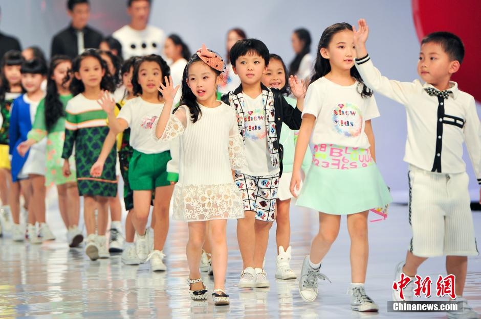 Children perform at fashion show in S China- C