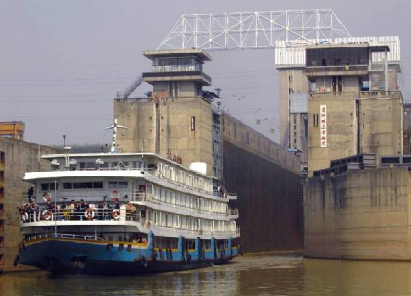 An emergency repair has been operated on China's Gezhouba Dam, which has a serious leak of water caused by a horizontal penetrating crack that appeared on a gate in the No.3 ship lock.[File photo]