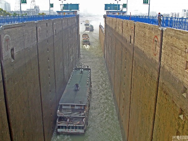 An emergency repair has been operated on China's Gezhouba Dam, which has a serious leak of water caused by a horizontal penetrating crack that appeared on a gate in the No.3 ship lock.[File photo]