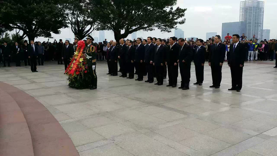 Premier Li Keqiang laid a flower basket adorned with ribbons at the foot of a statue dedicated to the memory of reform mastermind Deng Xiaoping in Shenzhen, Guangdong, on Monday morning, in a gesture that was both a tribute and rich in symbolism to demonstrate his commitment to reforms. [Photo/CRI]