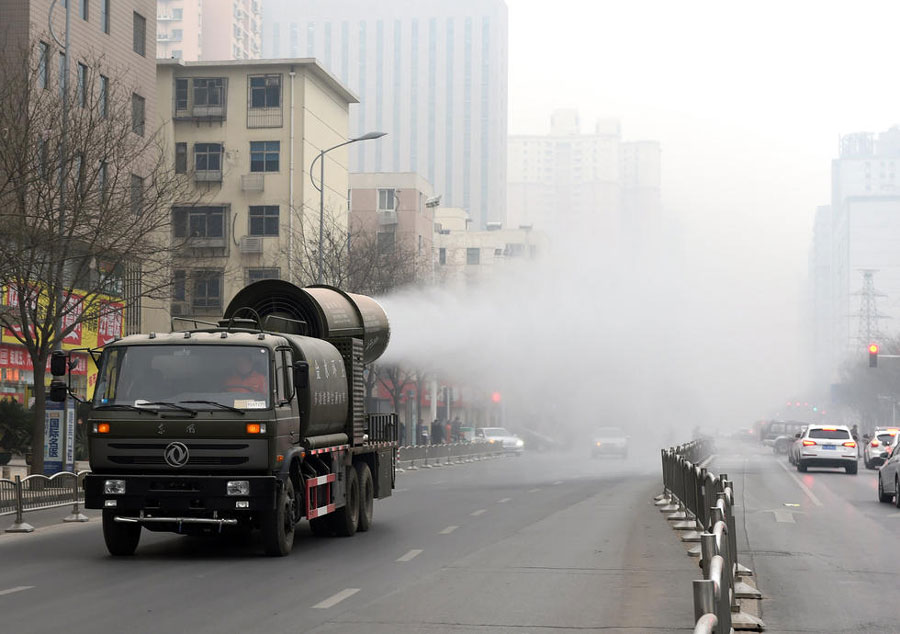 为降低尘霾、汽车尾气等对城市空气环境质量的影响，近日，郑州市金水区相关部门新购置的多功能降尘洒水车投入使用，对城区内主要道路和建设工地实施降尘洒水作业。据悉，该多功能降尘洒水车俗称“雾炮车”，重达13.5吨，能装10吨水，可供雾炮喷射75分钟。[腾讯]