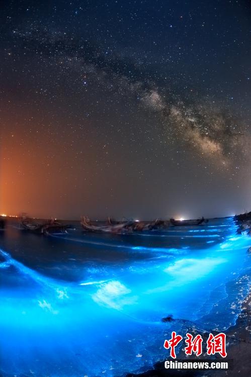 Blueing seawater is seen at nights in the sea off the coast of Dongying, east China's Shandong Province. [Photo/Chinanews.com]